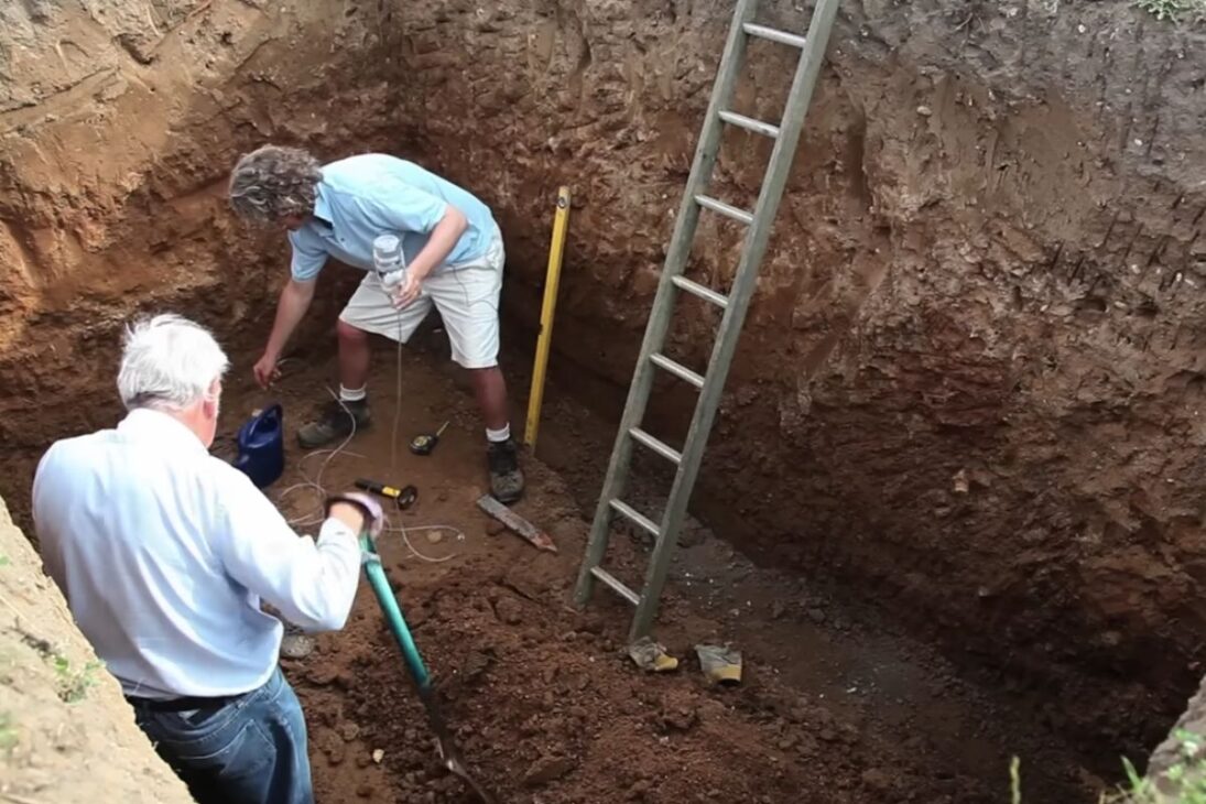 Una Pequeña Piscina Natural Cavada A Mano Muestra Cómo Agua, Plantas Y Vida Silvestre Pueden Mantener El Lago Estable Sin Productos Químicos, Creando Un Refugio Ecológico Donde Se Nada Con Niños En Plena Integración Con La Naturaleza.