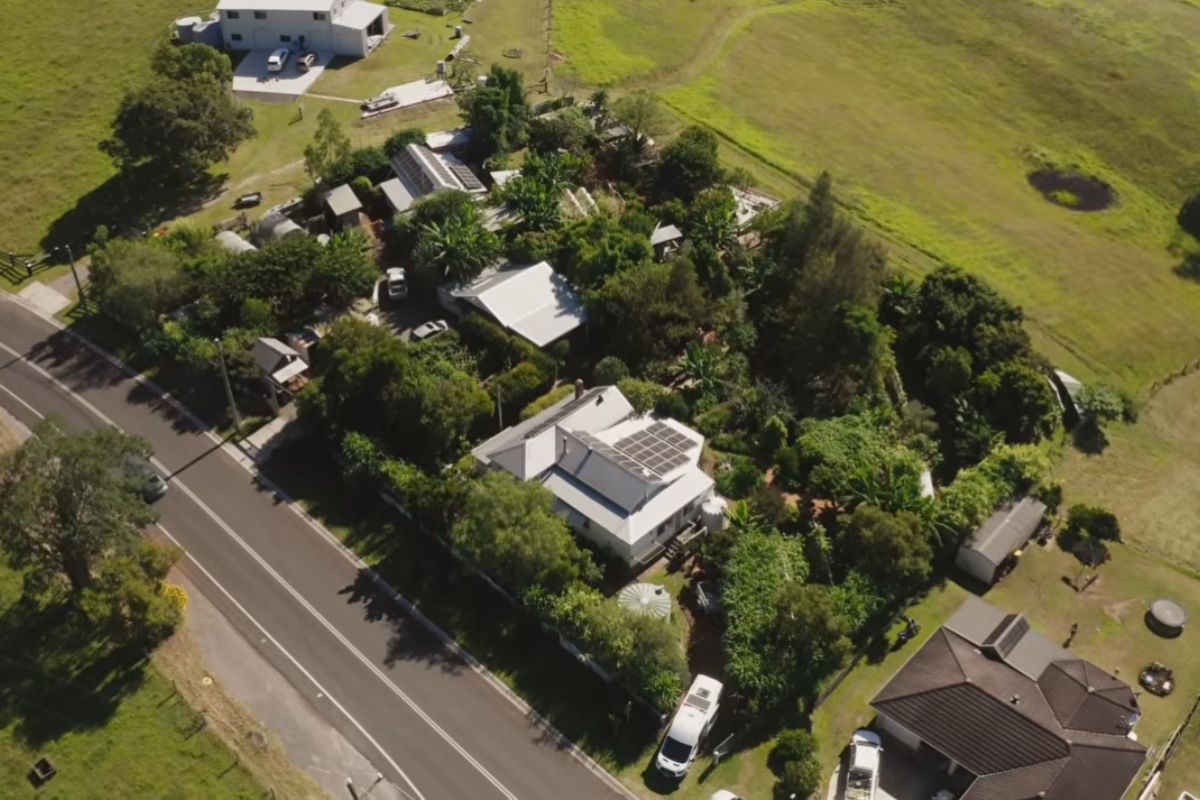 Transformação de uma fazenda de permacultura em 4.000 m² na Austrália, com microagricultura, horticultura comercial, cursos e comunidade como base para produção, renda e rotina que impacta a saúde da família.