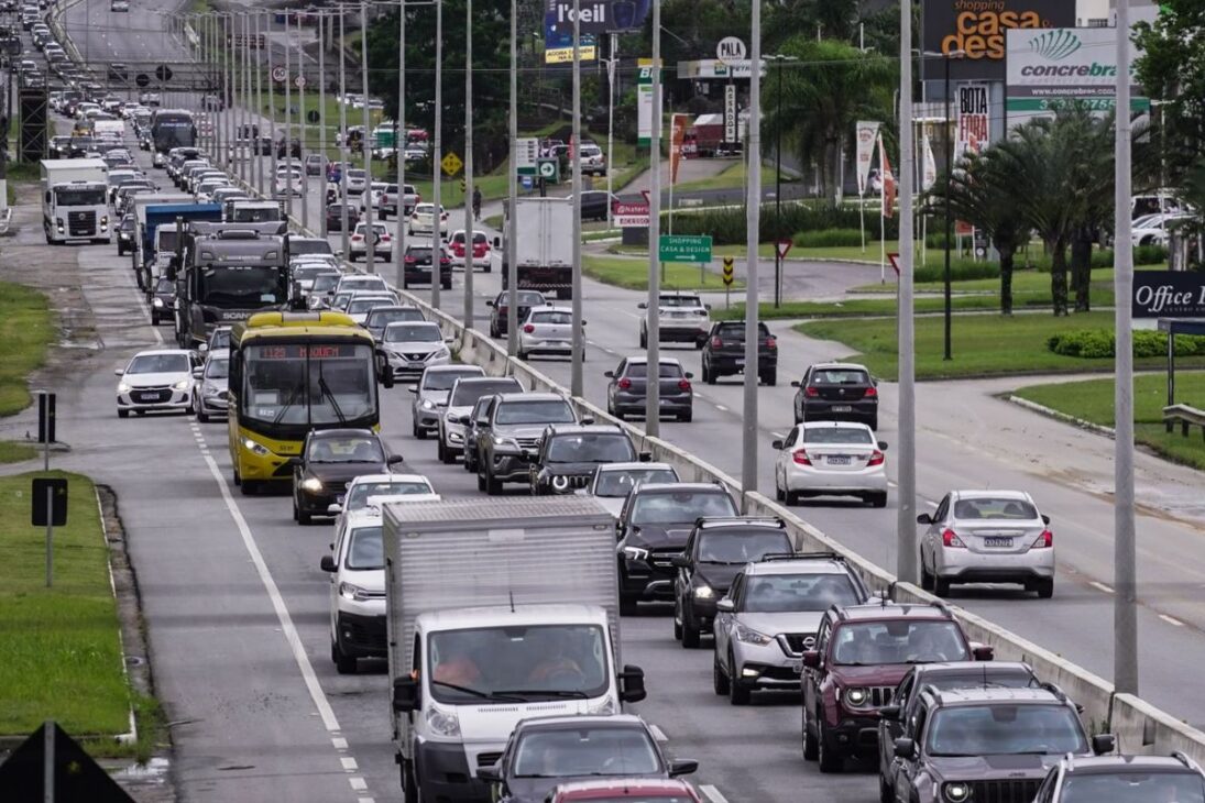 En la SC 401 en Florianópolis, vehículos pesados de más de 23 toneladas regresan a los horarios pico mientras las obras nocturnas continúan con elevados, pasarelas y vías marginales, y el conductor siente la diferencia en el tiempo de viaje.
