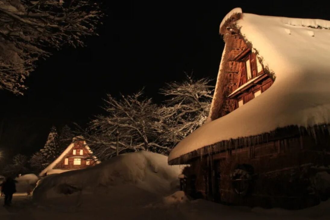 Aldea japonesa Gokayama en Toyama preserve techos gassho-zukuri, reconocida como Patrimonio Mundial de la UNESCO y ejemplo raro de tradición viva.