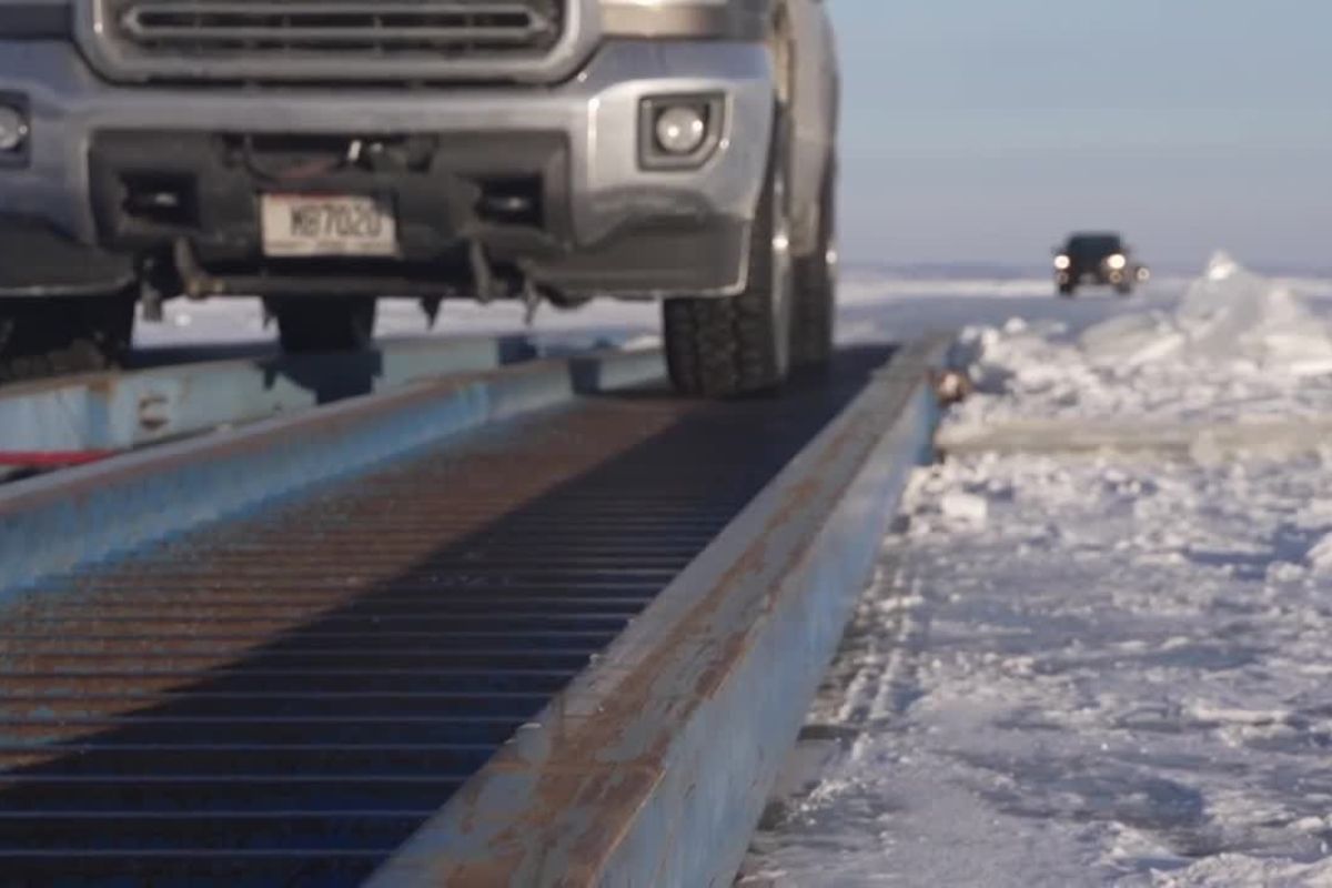 Em pleno inverno, voluntários criam uma rodovia de gelo sobre o Lago Winnebago, encurtam travessias, reorganizam a logística local e enfrentam riscos de segurança em uma rota comunitária sazonal.