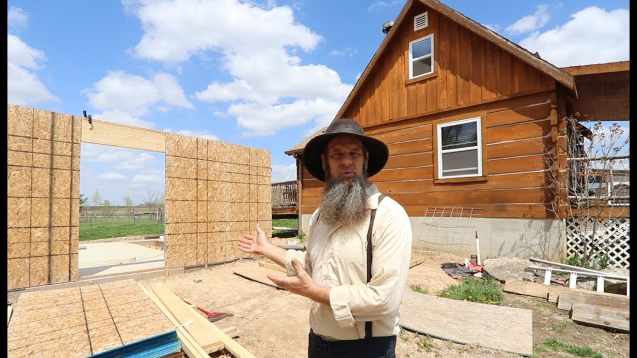Casal abandona vida corporativa e constrói cabana de 75m² em 90 dias sem eletricidade: vivem há 10 anos usando lamparina a querosene, carregam laptop na bateria do carro, captam 11 mil litros de chuva e ensinam a viver como pioneiros do século XIX