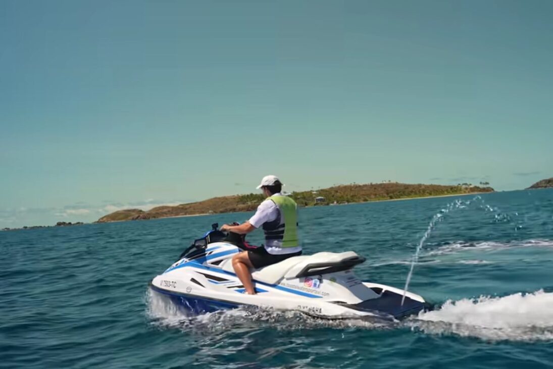 El video muestra invasión a la isla de Jeffrey Epstein con jet ski, pérdida de drone, presencia de seguridad activa y cambios en el templo, levantando dudas sobre vigilancia continua y reformas tras la muerte del multimillonario.