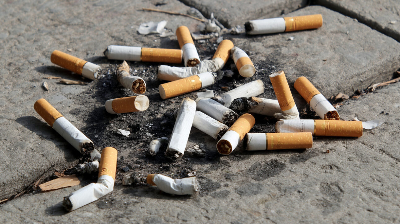 Empresa Holandesa Colecta 1 Millón De Bitucas De Cigarrillo Descartadas En Las Calles Y Transforma En Placas Duras Para Mobiliario Urbano Impidiendo Que 8 Litros De Agua Subterránea Sean Contaminados Por Arsénico Y Plomo