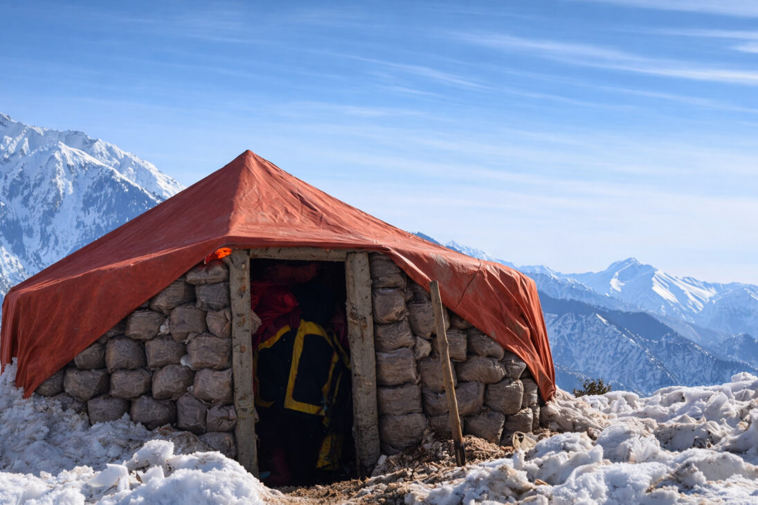 abrigo na neve com sacos de terra
