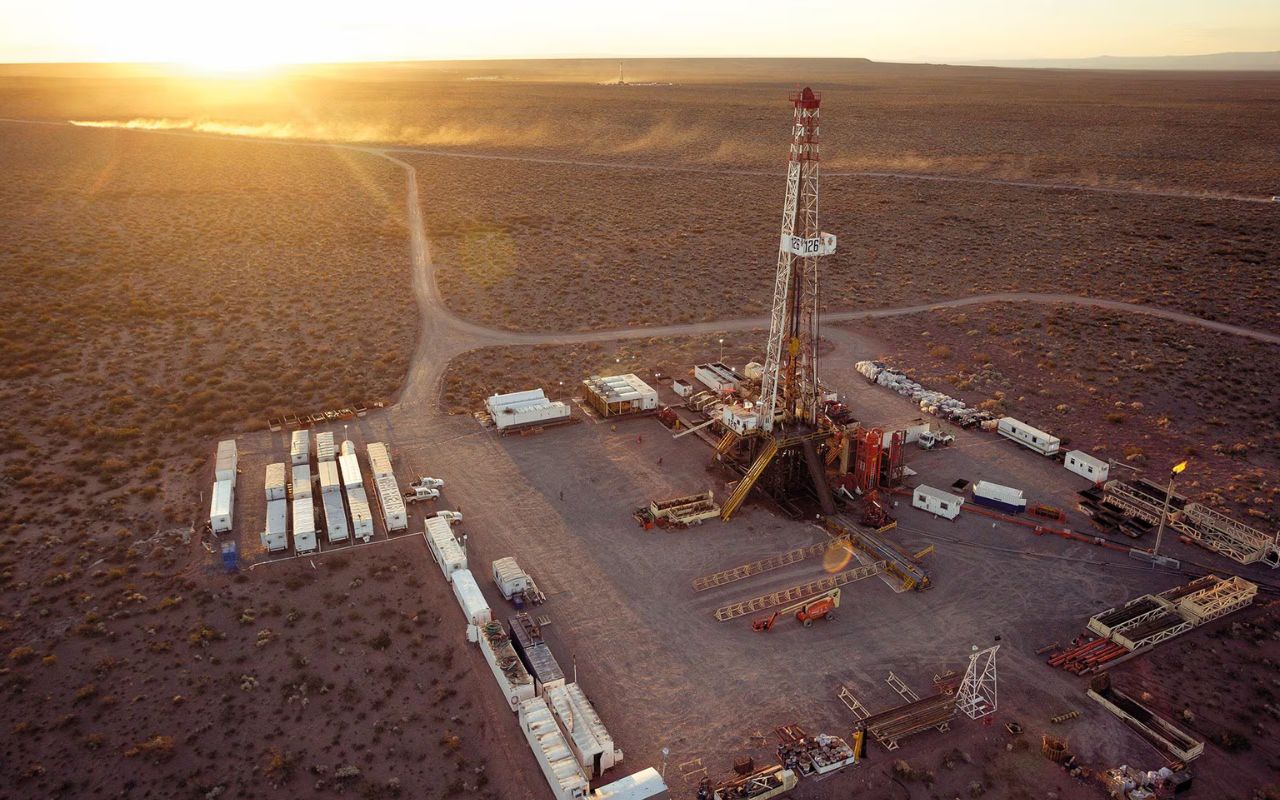 Com o avanço do gás de xisto em Vaca Muerta, as reservas de energia da Argentina ganham peso estratégico e despertam interesse crescente do Brasil.