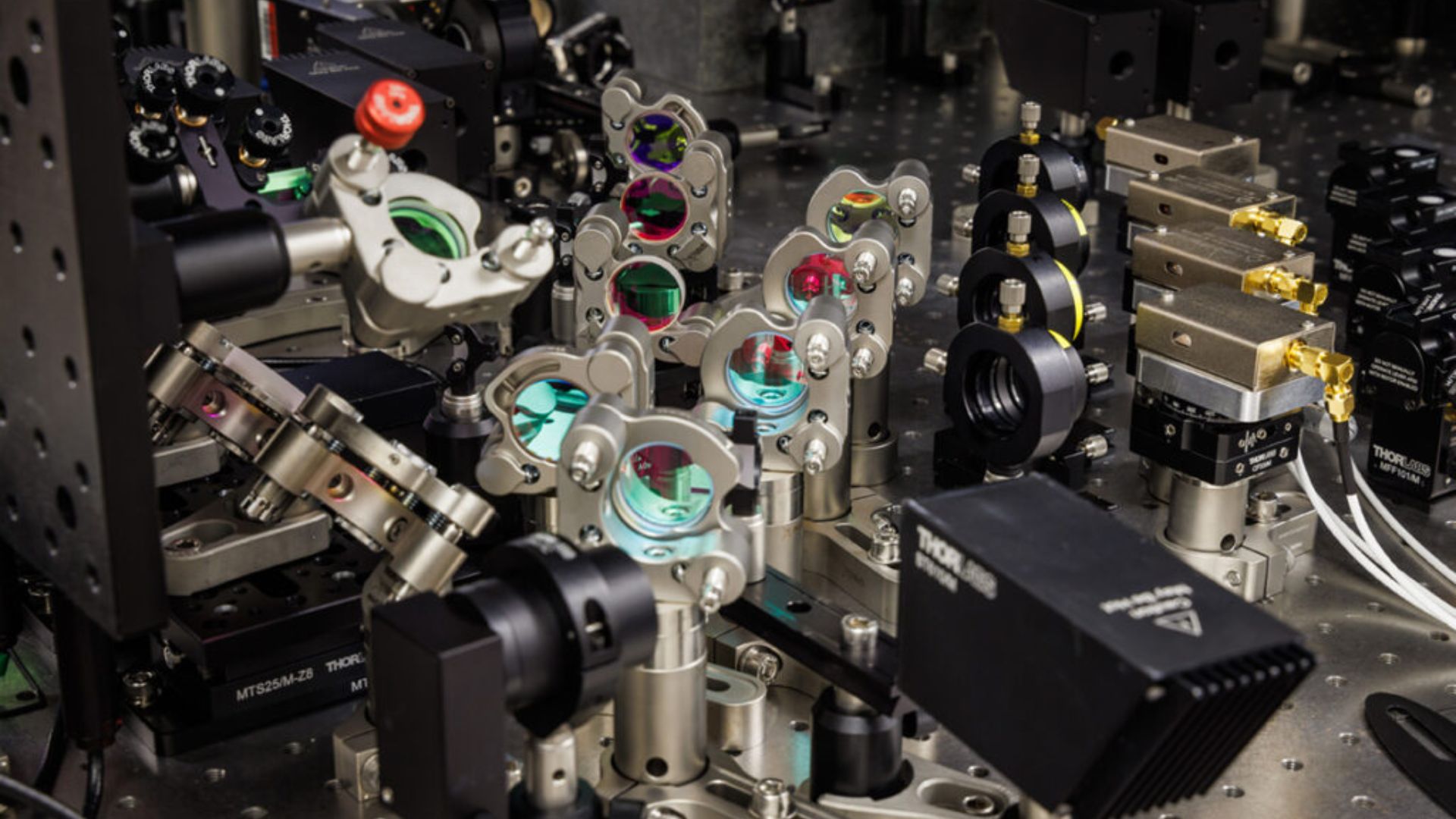 Laser gravando dados digitais em camadas internas de vidro comum para armazenamento por 10.000 anos.