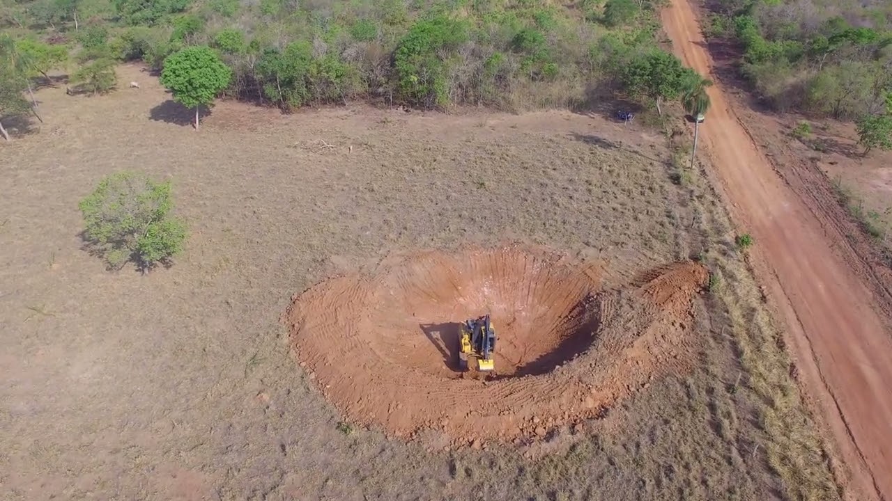 No Brasil, agricultores escavam barraginhas, captam água da chuva diretamente no solo, criam reservatórios locais e conseguem irrigar lavouras no Semiárido sem depender de rios ou aquíferos mesmo em anos de seca
