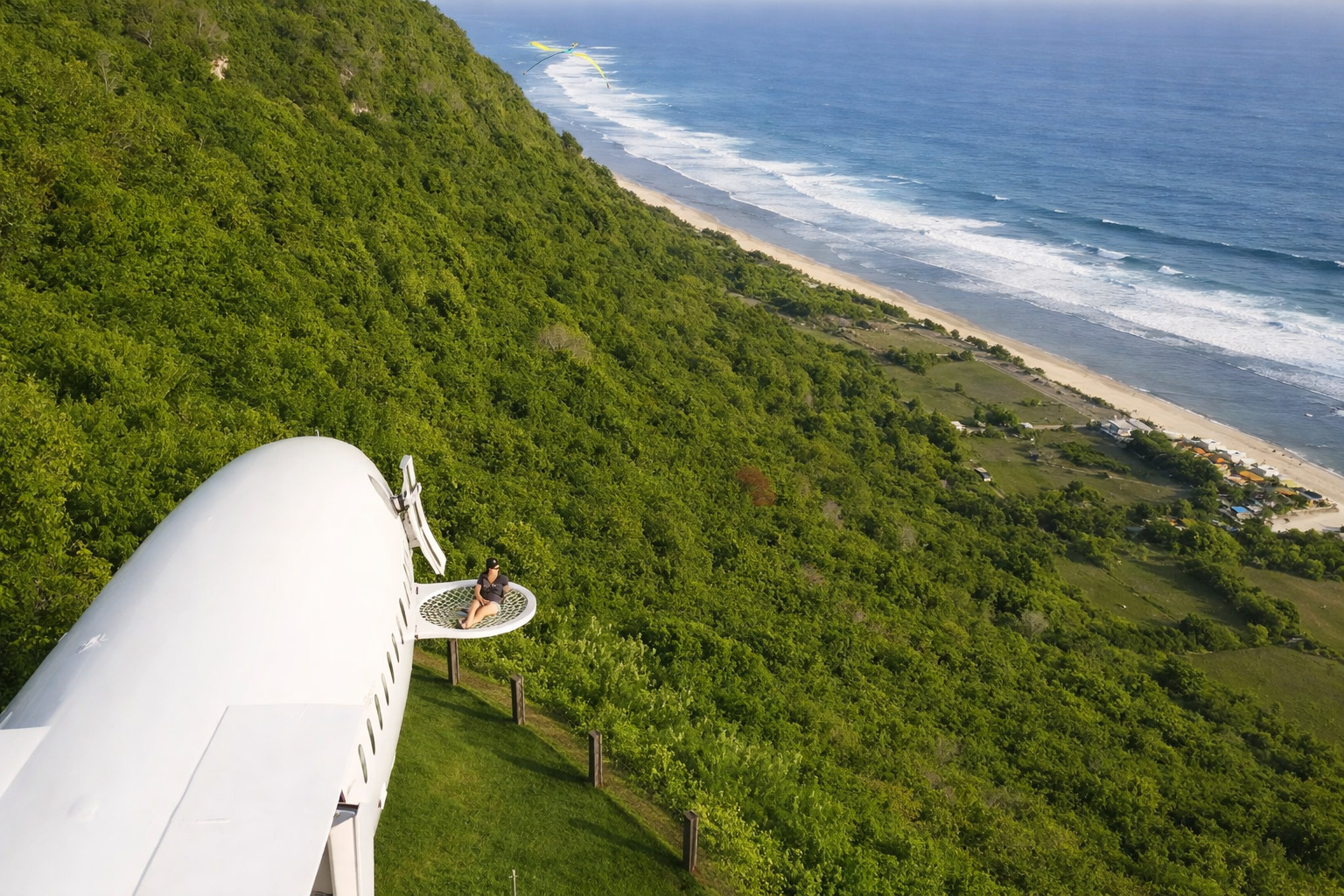 Boeing 737 transformado em mansão de luxo em Bali