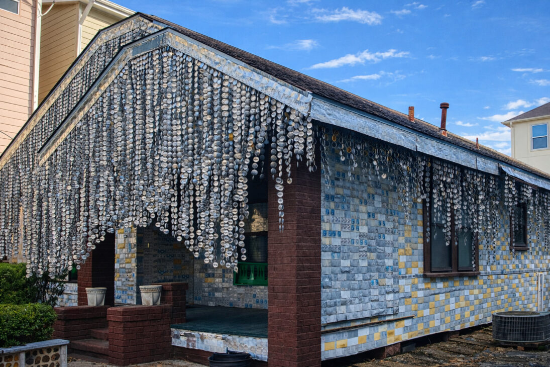 cada revestida de latas de cerveza