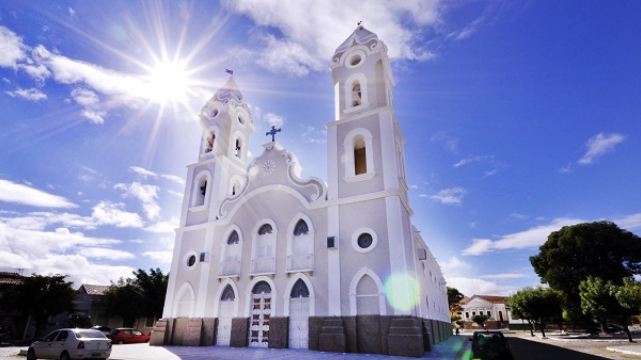 Caicó, no Rio Grande do Norte, lidera ranking de dias de sol no Brasil e usa a alta incidência solar para impulsionar pesquisas, testar tecnologias e redefinir o planejamento urbano com energia limpa.