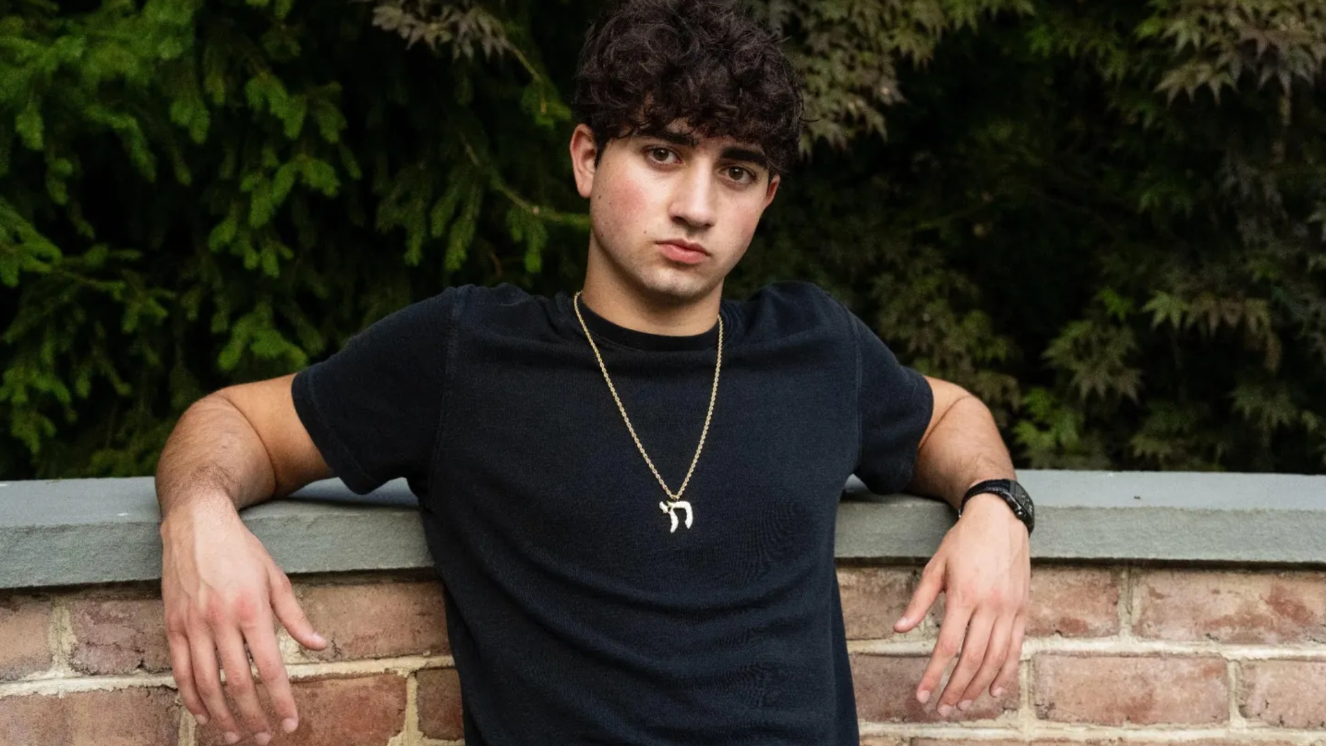 CEO de 18 anos desenvolve aplicativo de IA que fatura US$ 1,4 milhão por mês