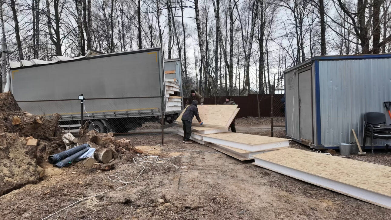 En Canadá, casas de toras macizas resisten a -40 °C con encajes cruzados de precisión milimétrica que prescinden de acero estructural, atraviesan décadas bajo nieve intensa y transforman la carpintería tradicional en ingeniería de alto rendimiento