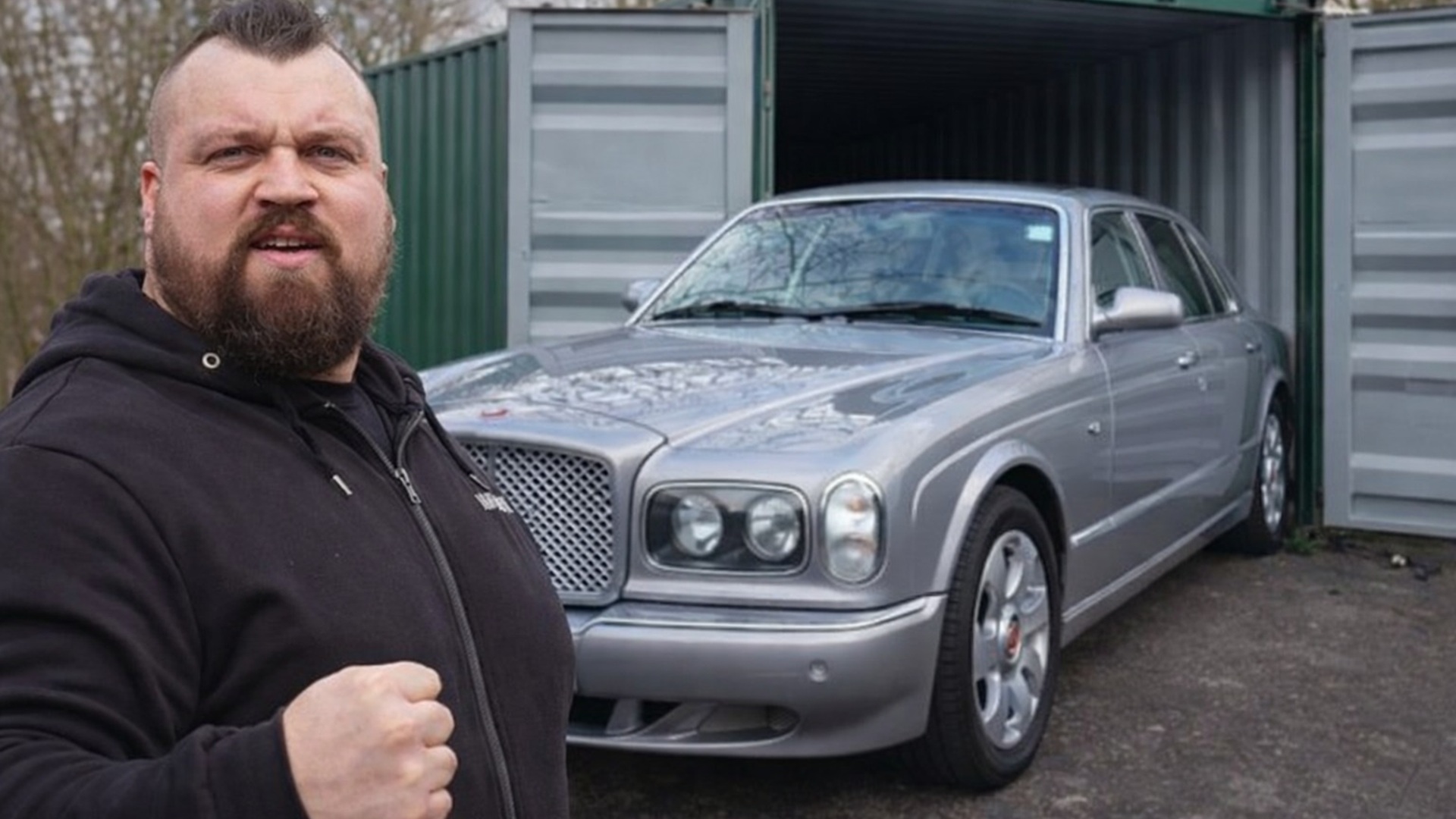 Compra de contêiner por US$ 17.128 revela joias e Bentley Arnage 2007 avaliado em US$ 54.873 após anos armazenado.