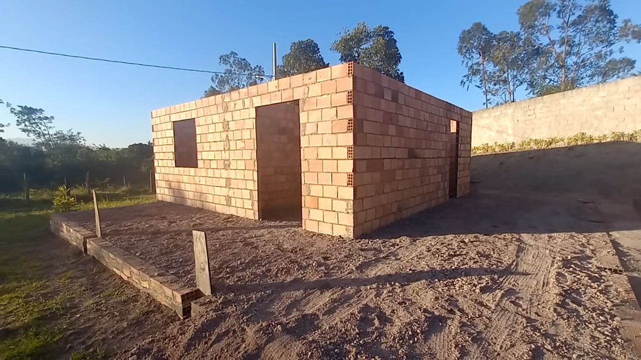 Casal compra casa na Itália por US$ 13.150, reforma e adquire segunda propriedade para aluguel por 85 euros a noite.