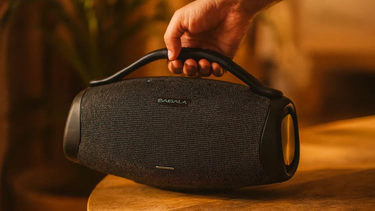 La Caja De Sonido Sabala Dr-909 Ofrece 200W De Potencia, Batería De Hasta 36 Horas Y Resistencia Al Agua Para Uso Indoor Y Outdoor.