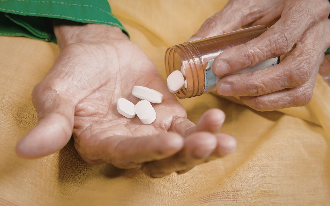 Um dispositivo inteligente desenvolvido no Brasil lembra automaticamente os horários de medicação, registra a ingestão e permite monitoramento remoto de idosos, pacientes crônicos e remédios de alto custo.