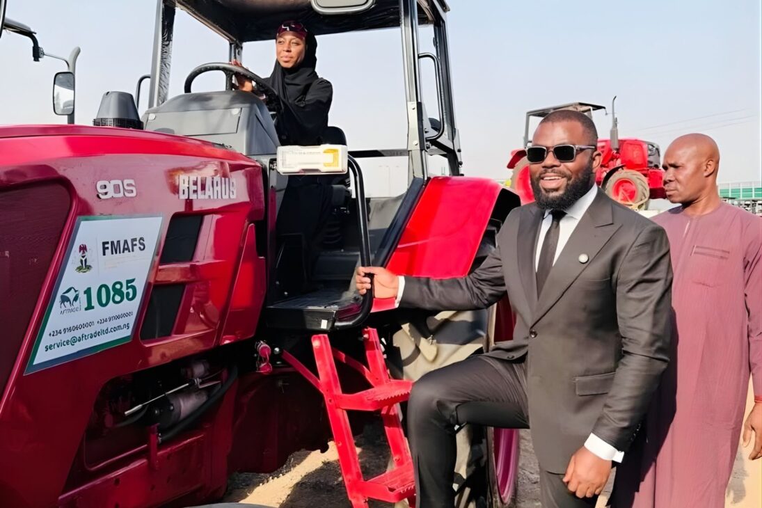 Nigeria sorprende al mundo y distribuye 2 mil tractores a productores rurales: programa nacional de mecanización agrícola entrega máquinas pesadas, amplía productividad en el campo y marca una de las mayores acciones públicas de modernización rural de África
