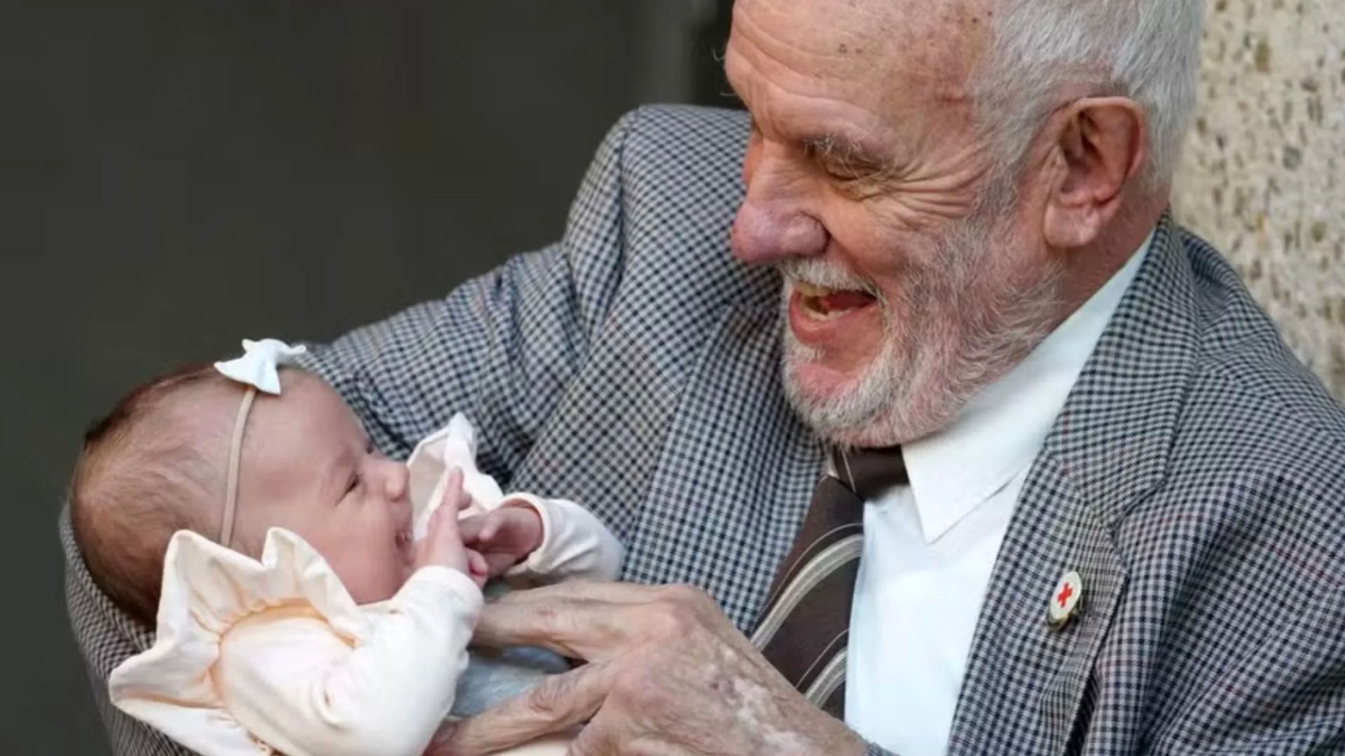 Homem idoso doando sangue após décadas ajudando a salvar milhões de bebês