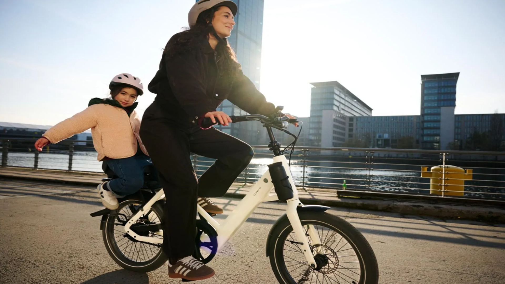 E-bike dobrável Tenways CGO Compact com guidão girado em 90 graus