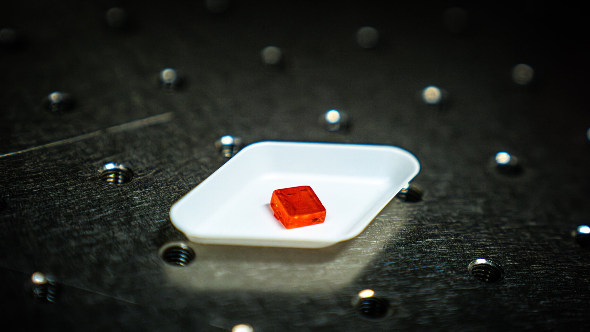 Pesquisa explica como perovskitas usam defeitos estruturais para transportar cargas e alcançar eficiência próxima ao silício.