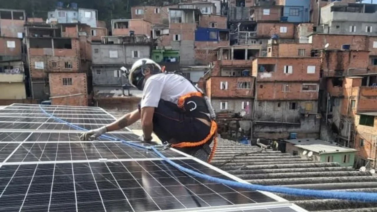 A energia solar cresce entre a Classe C e já representa 45% dos pedidos de financiamento em 2024. Dados da ABSOLAR revelam mudança no perfil dos consumidores e acendem debate sobre tarifa branca e custos no setor elétrico.