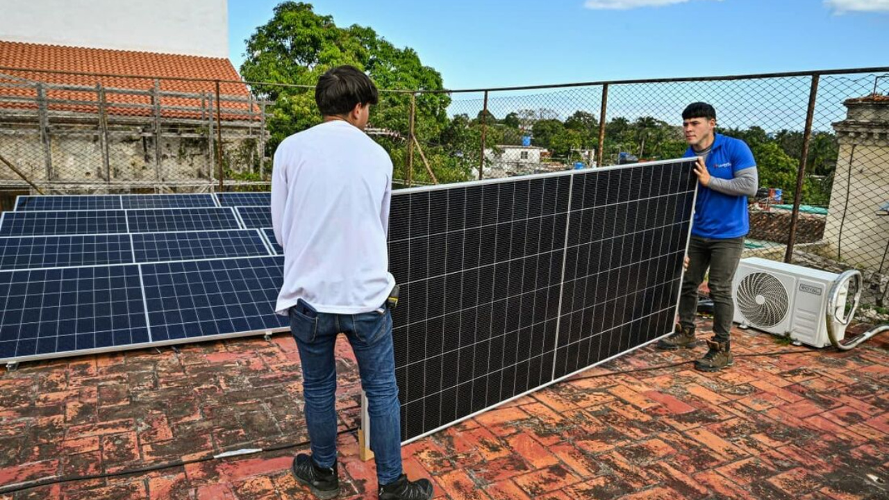 Cuba amplia o uso de energia solar em meio à falta de petróleo e apagões. Moradores de Havana recorrem a carvão e painéis solares para enfrentar cortes de energia.