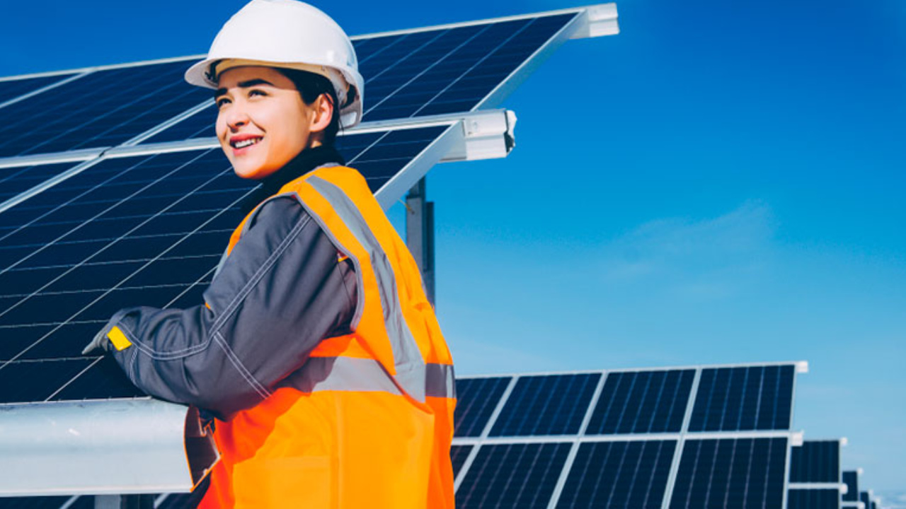 A energia solar e a bioenergia impulsionam a criação de empregos verdes no Brasil, que já soma 1,3 milhão de vagas e se destaca no cenário global da transição energética.