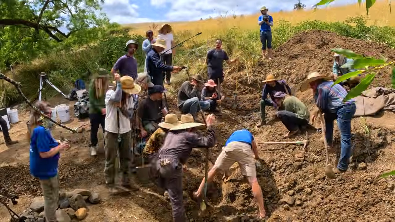 Productores construyen lago natural en granja árida en Oregon e inician la restauración del ciclo del agua en menos de seis meses: reservorio estratégico rehidrata el suelo, abastece la propiedad y acelera la recuperación del ecosistema en una de las regiones más secas de EE. UU.