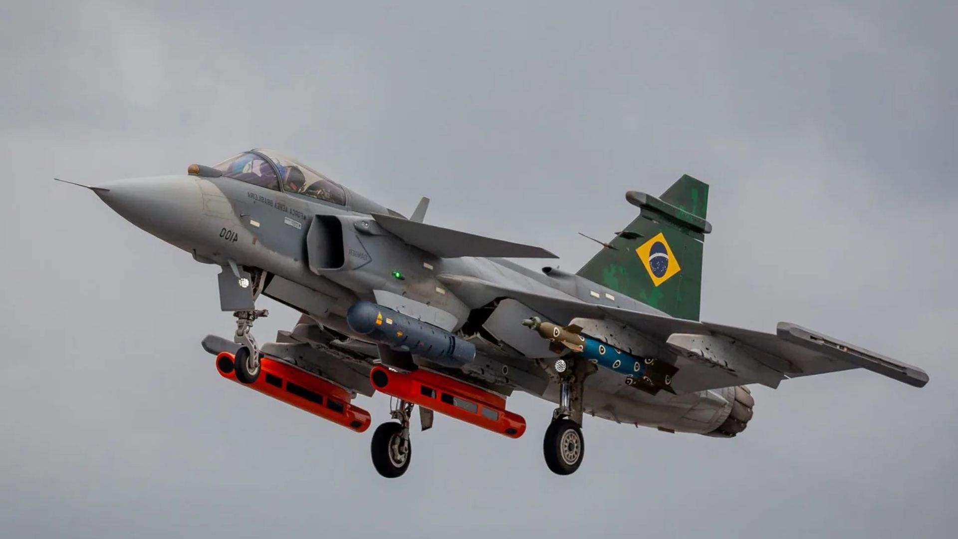 F-39 Gripen da Força Aérea Brasileira lançando bomba guiada a laser de 900 kg durante testes no litoral do Nordeste.