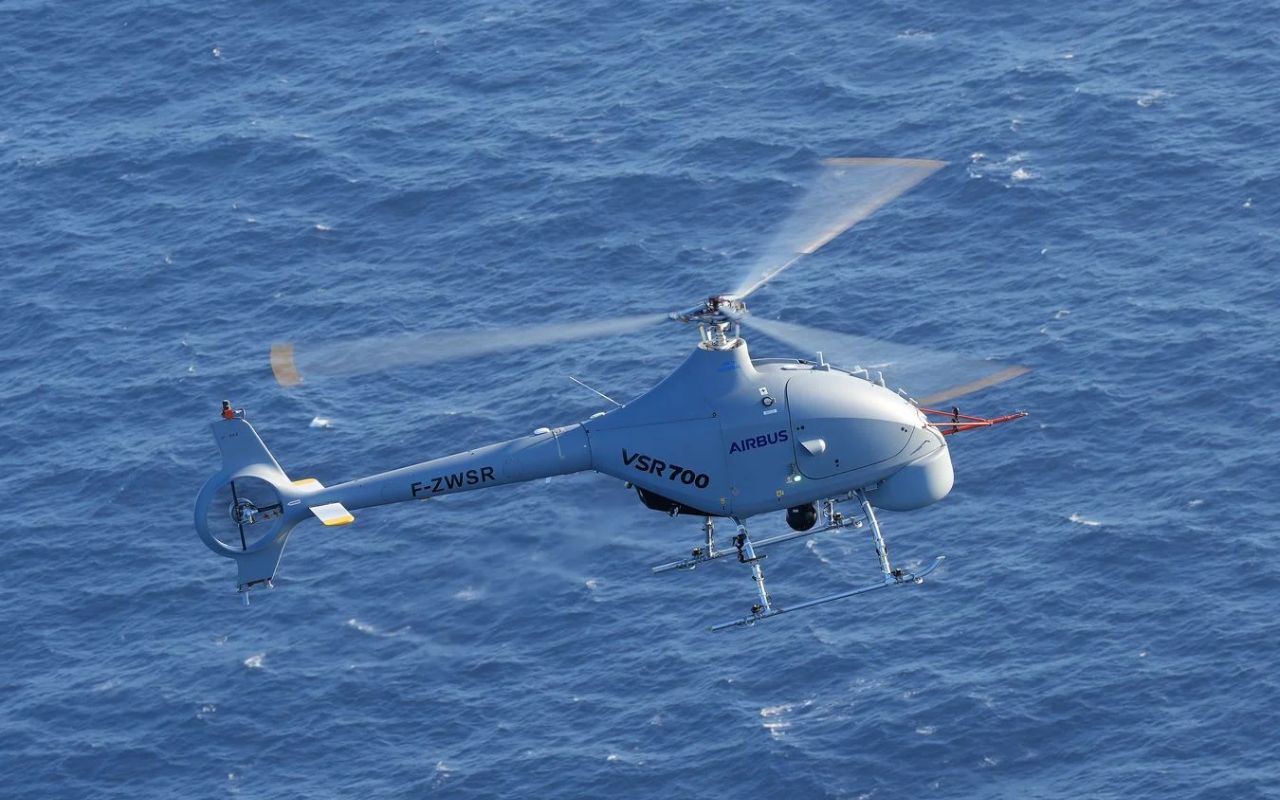 A França investe em drones de asa rotativa VSR700 para a Marinha, ampliando capacidade de inteligência, vigilância marítima e cooperação entre sistemas tripulados e não tripulados.