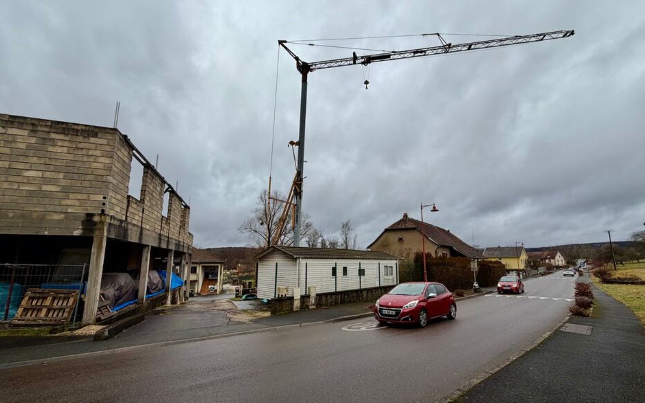 Guindaste abandonado há quase 20 anos em Luze, na França, gera medo, denúncias e impasse legal entre moradores e autoridades locais.