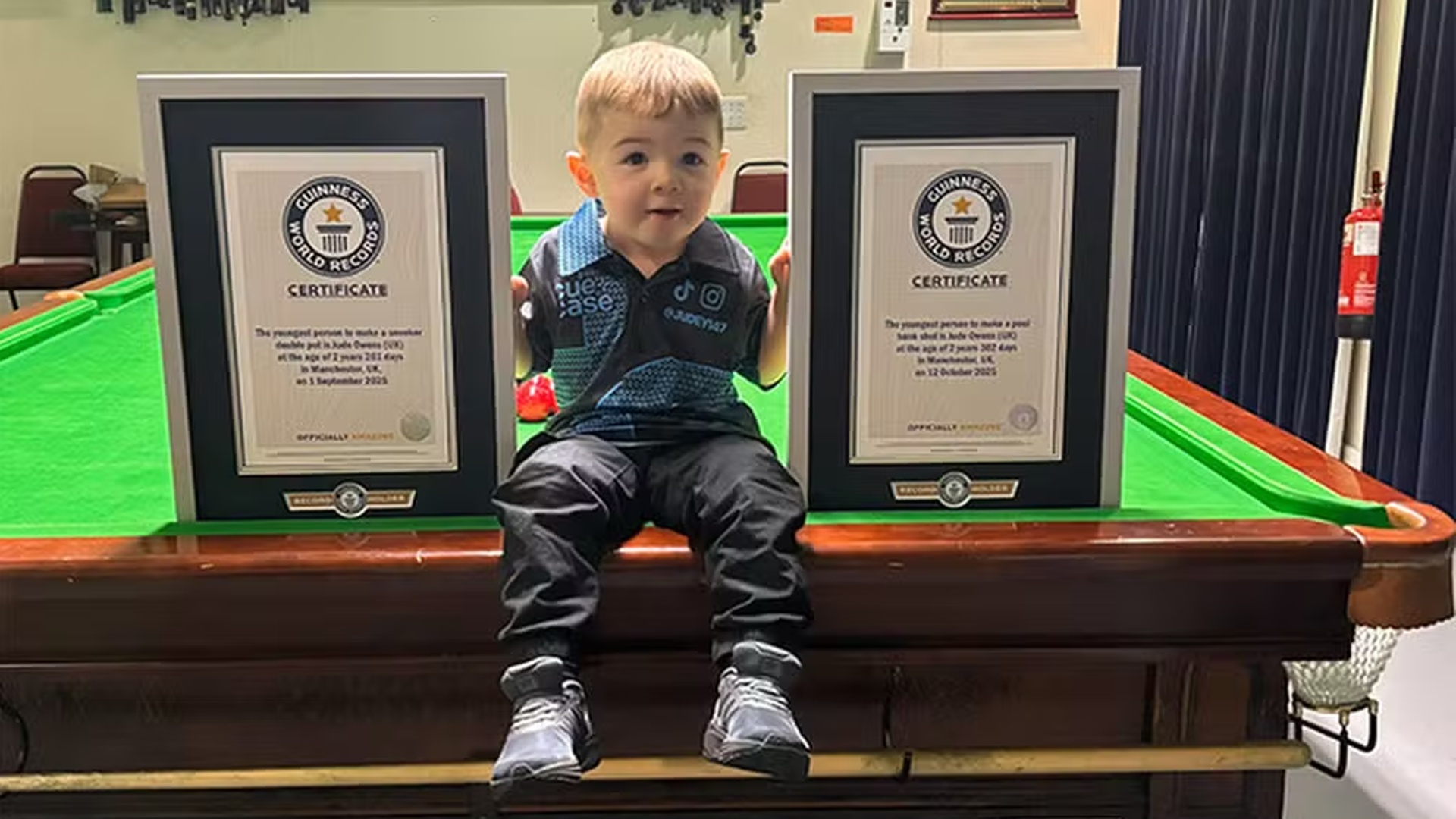 Jude ainda precisa de um banquinho para conseguir alcançar a mesa e fazer as suas tacadas — Foto: Guinness World Records (GWR)