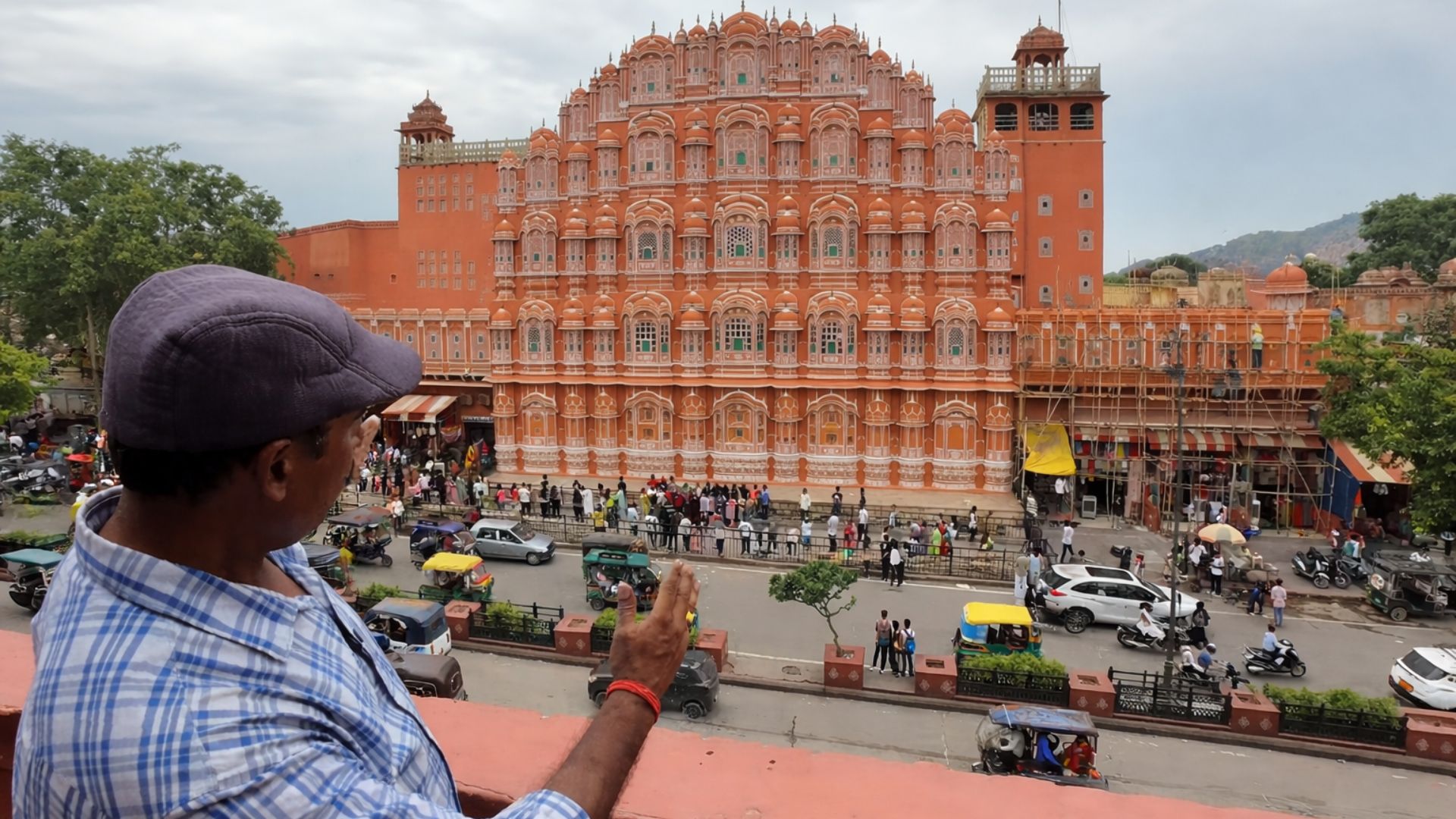 Fachada do Hawa Mahal em Jaipur com 953 janelas de arenito rosa
