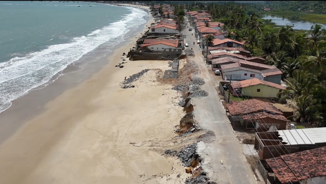 El Avance del Mar Hace que Baía da Traição Pierda 80 Metros de Litoral en 40 Años y Lleva a la Alcaldía a Construir un Muro de R$ 5 Millones para Proteger la PB-008 y Aldeas Indígenas.