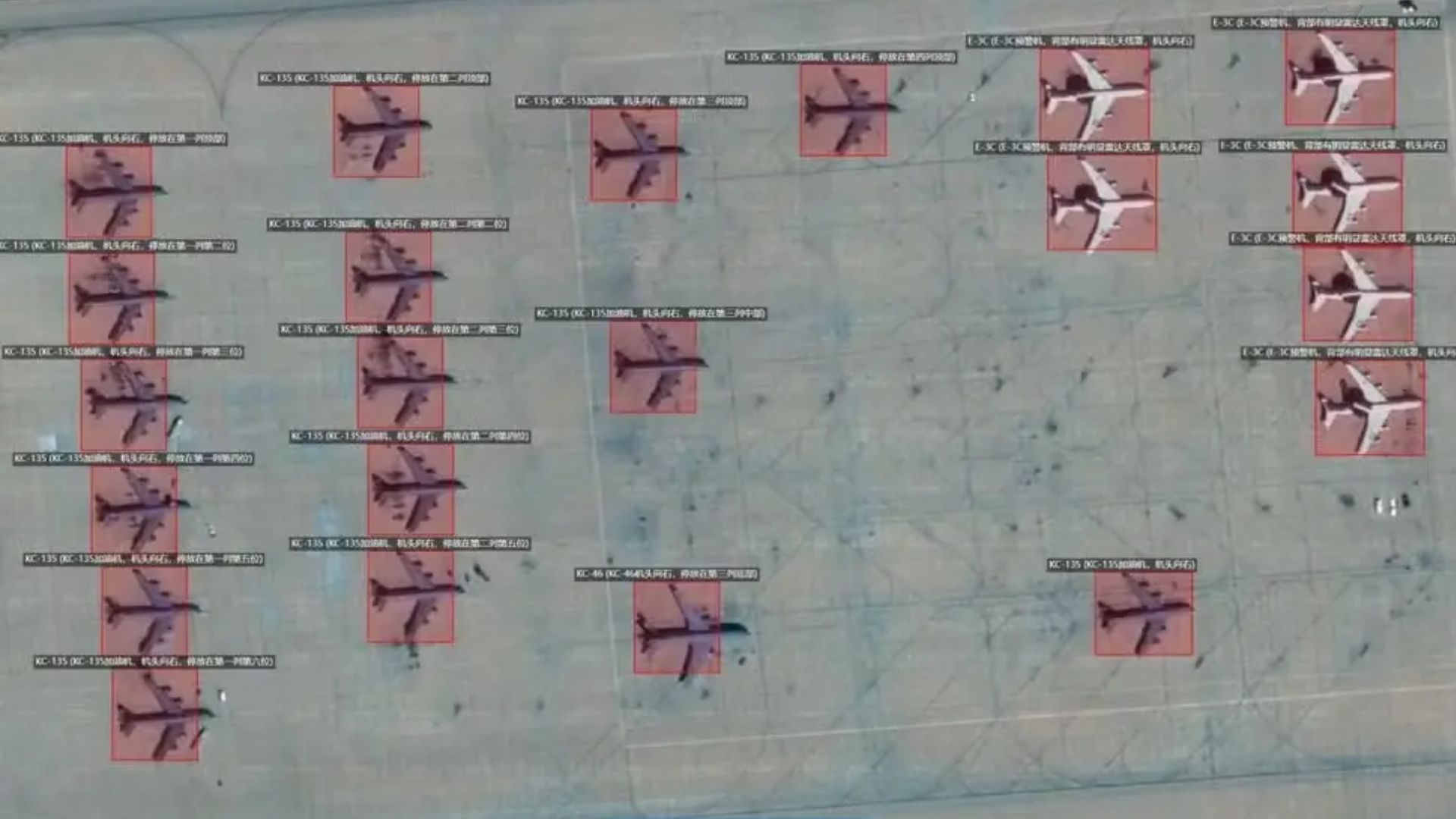 Porta-aviões dos EUA com caças F-22 no Oriente Médio vistos em contexto de monitoramento por satélite próximo ao Irã.