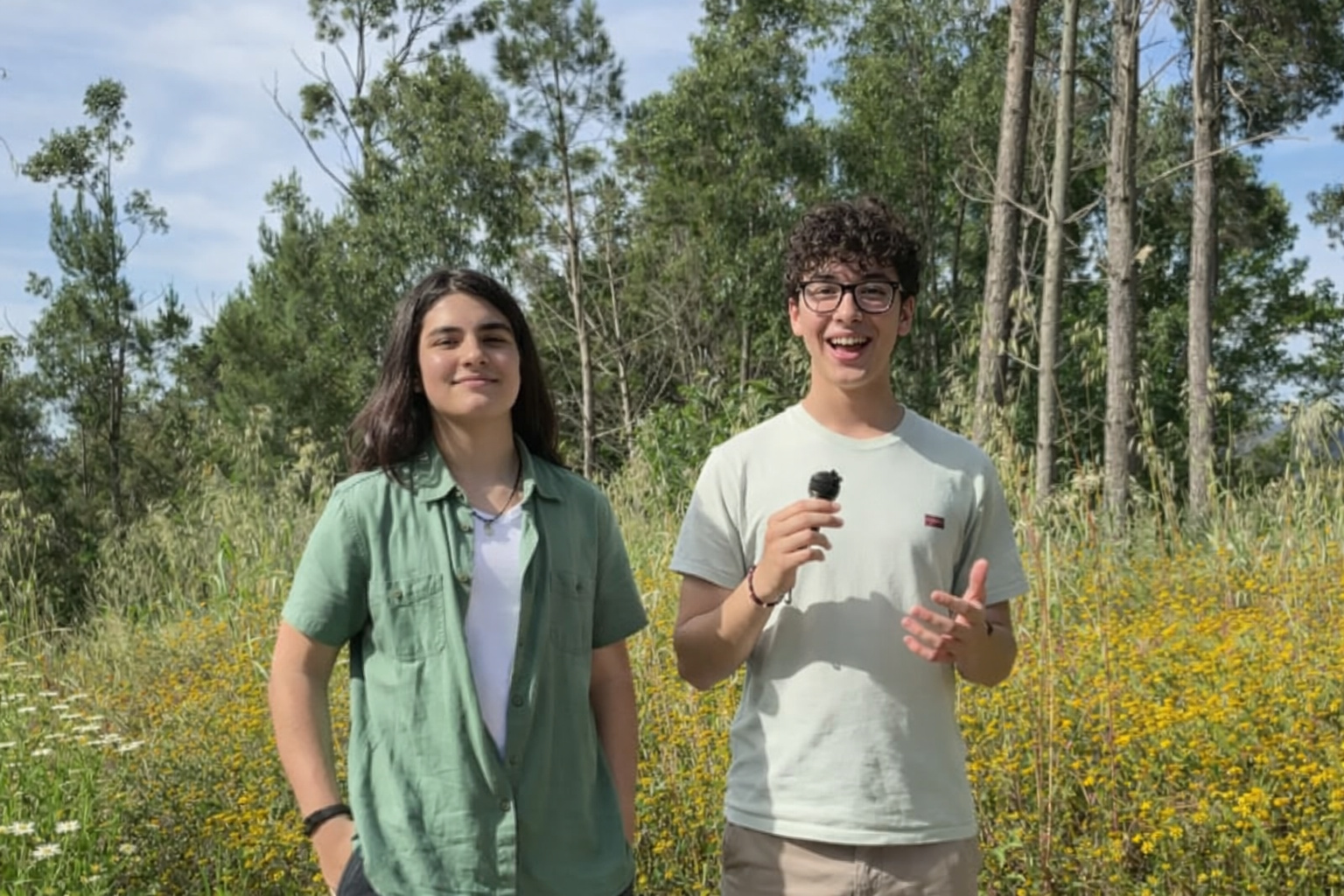 Jovens criadores do robô Trovador durante demonstração em área florestal