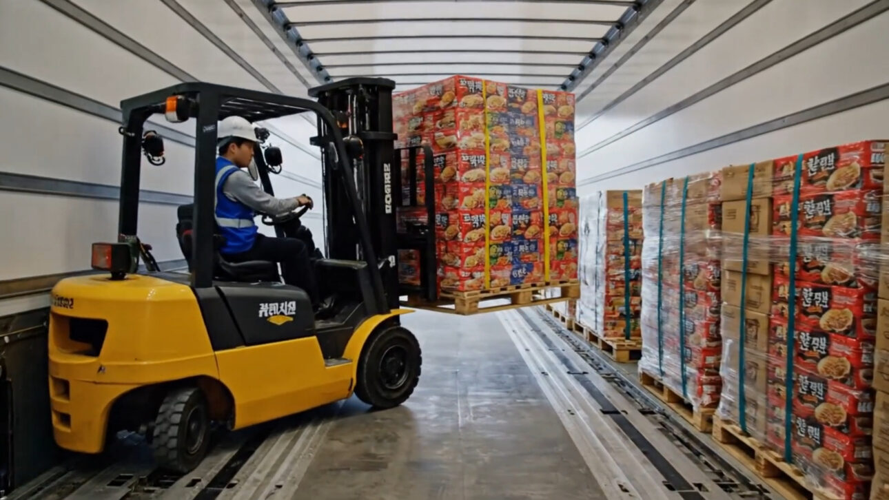 Lo que sucede dentro de las mayores fábricas de kimchi de Corea del Sur, responsables de cerca de 550 mil toneladas por año en la producción nacional, y cómo cámaras climatizadas, control continuo de pH y rastreabilidad digital transforman tradición milenaria en ingeniería alimentaria de precisión