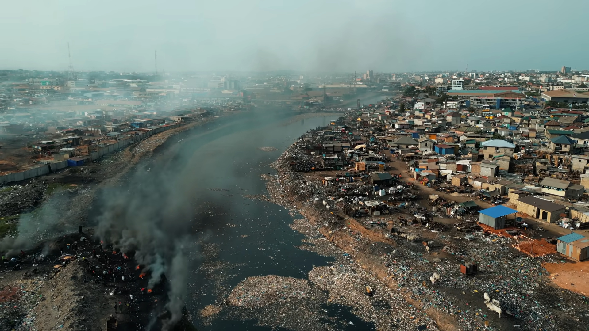Em Agbogbloshie, em Accra (Gana), até 250 mil toneladas de lixo eletrônico por ano viram cobre a céu aberto, mas a fumaça tóxica transforma o bairro em um dos pontos mais contaminados do planeta