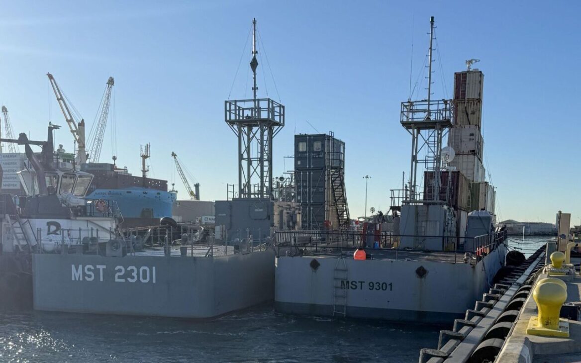 El Mobile Ship Target MST-2, nuevo barco de pruebas de la Marina de los Estados Unidos, inicia la preparación en Port Hueneme para realizar pruebas avanzadas de armamentos con operación remota y objetivos realistas.