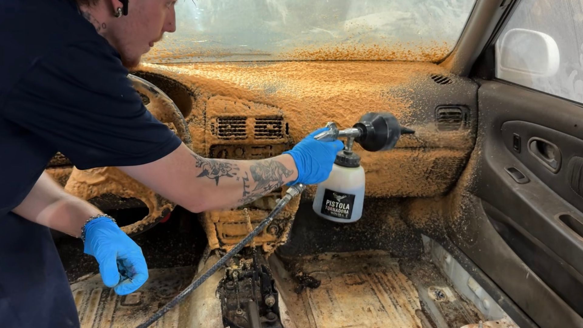 Mitsubishi Lancer abandonado transformado após restauração completa