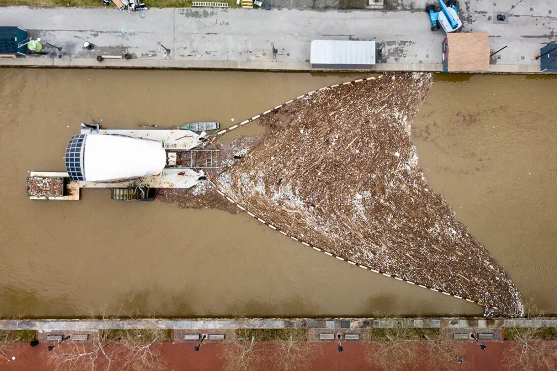 Movido a energía solar y de la propia corriente del río, el Mr. Trash Wheel ya retiró más de 2 millones de kilos de basura antes que alcanzaran el océano y se convirtió en símbolo de la ingeniería contra la contaminación