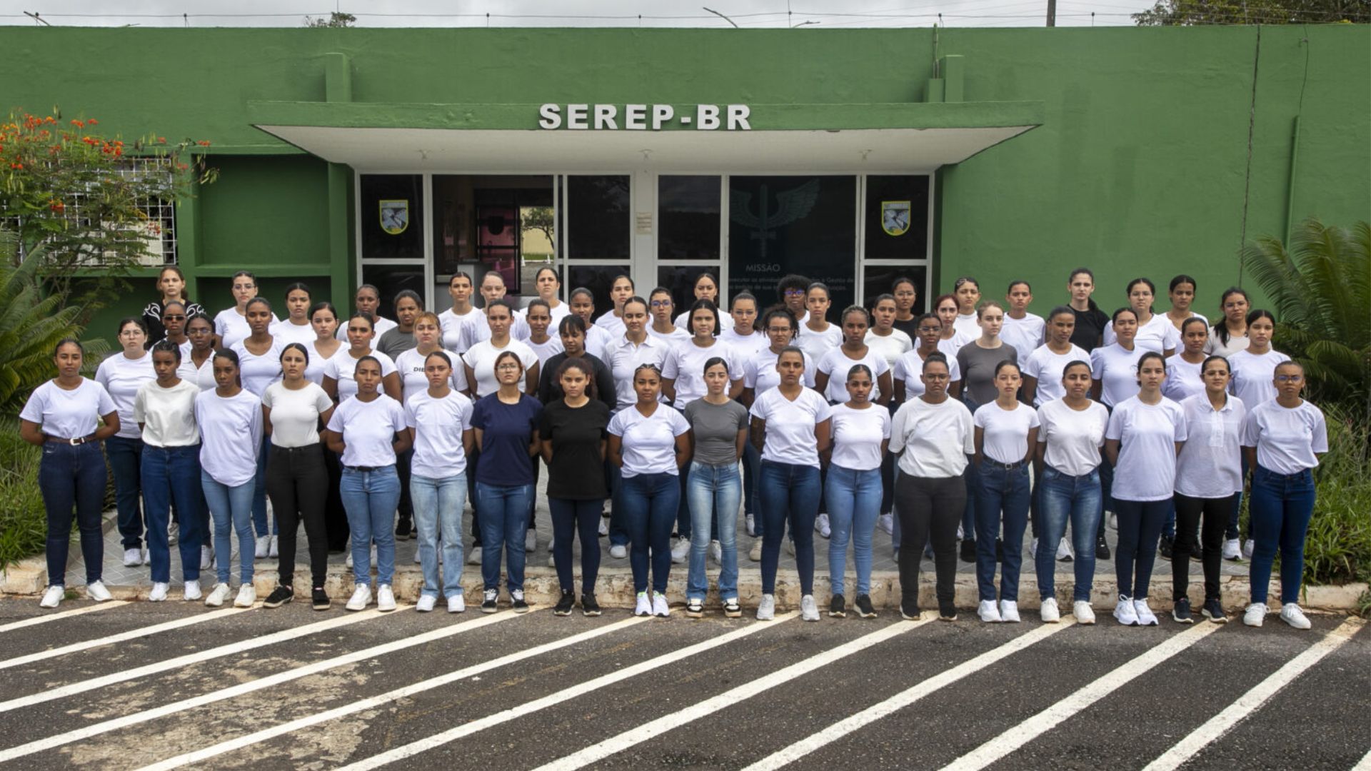 Primeiras mulheres do Quadro de Soldados da Força Aérea Brasileira em formação militar.