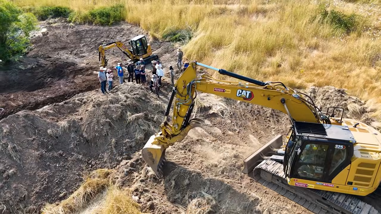 Produtores constroem lago natural em fazenda árida no Oregon e iniciam restauração do ciclo da água em menos de seis meses: reservatório estratégico reidrata o solo, abastece a propriedade e acelera a recuperação do ecossistema em uma das regiões mais secas dos EUA