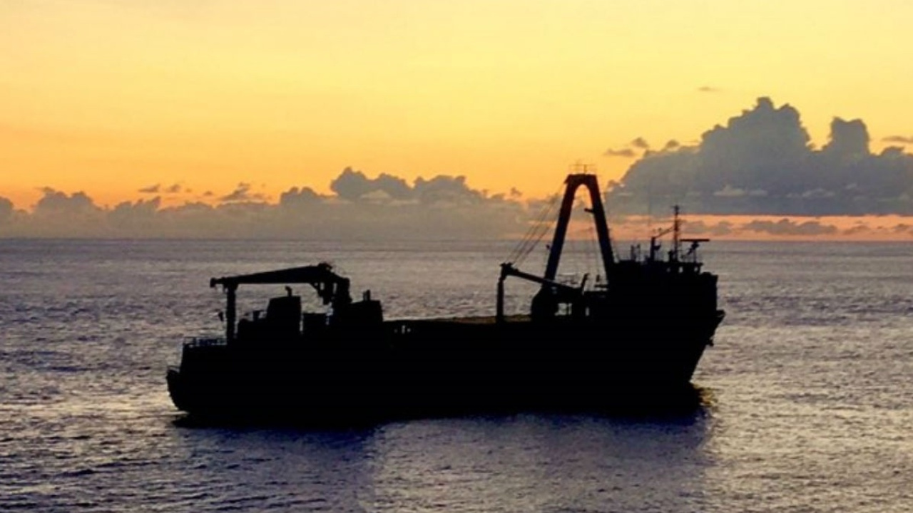 Esquema com “navios fantasmas” permite ao Irã driblar sanções internacionais e manter a exportação de petróleo, gerando cerca de US$ 50 bilhões por ano para a Guarda Revolucionária.