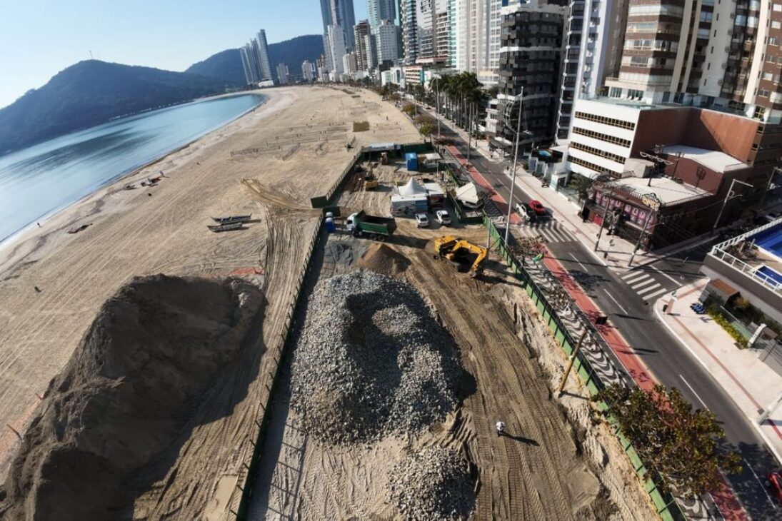En Balneario Camboriú, el muro en la Playa Central Busca Reducir Erosión y el Avance del Mar con Obra Subterránea de 6 Mil Metros; Vea Costos, Plazos e Impactos en la Orla.