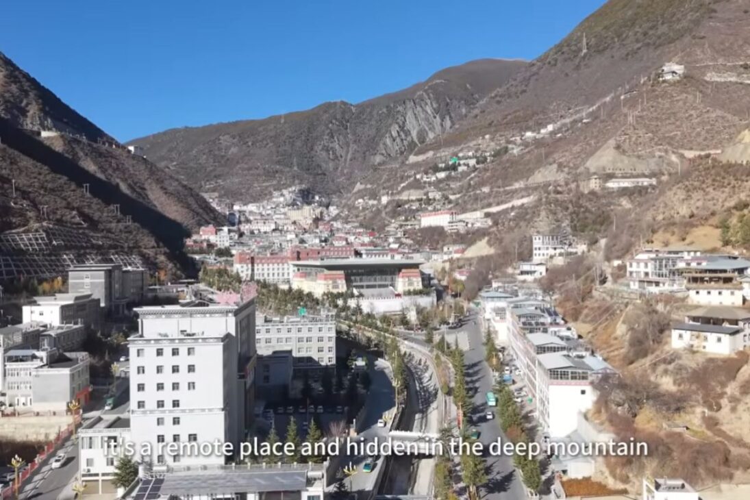 Deqin vive cuenta regresiva de 3 meses. Mudanza a 100 km, dilemas para quienes dependen de hongos y cordyceps, y el turismo que insiste por causa de la montaña Meili.