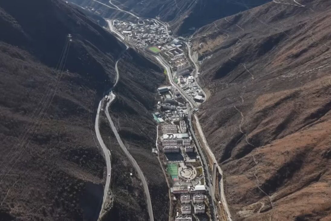 Deqin vive cuenta regresiva de 3 meses. Mudanza a 100 km, dilemas para quienes dependen de hongos y cordyceps, y el turismo que insiste por causa de la montaña Meili.