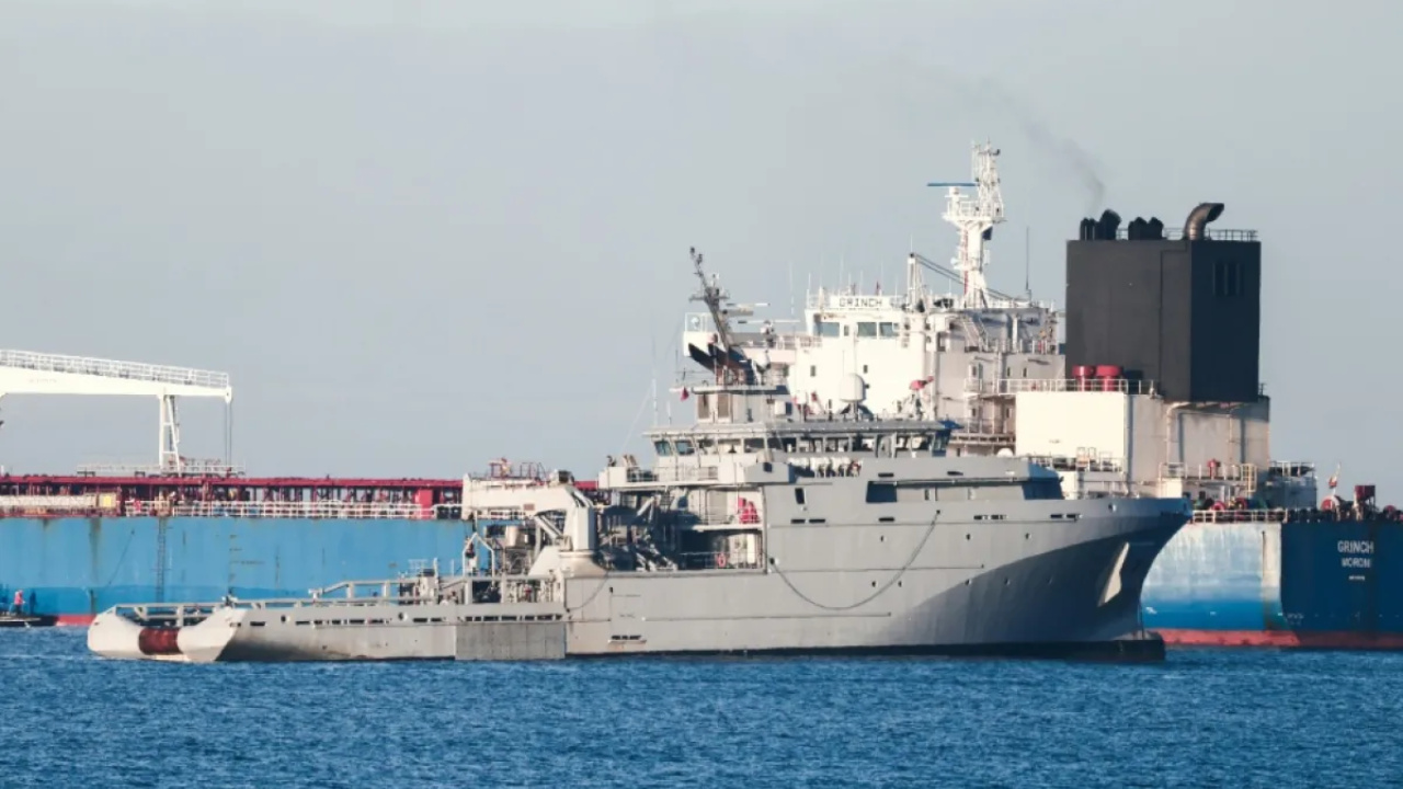 A França liberou um petroleiro ligado à chamada frota fantasma russa após o pagamento de milhões de euros, reacendendo o debate sobre sanções e o transporte de petróleo.