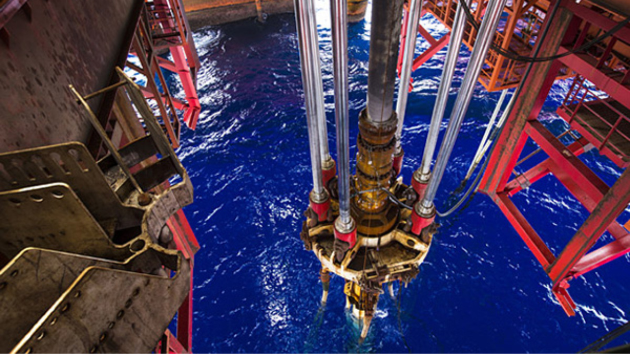 Queda histórica na perfuração de poços de petróleo acende alerta no Brasil, enquanto o pré-sal domina a produção e as exportações batem recordes em 2025.